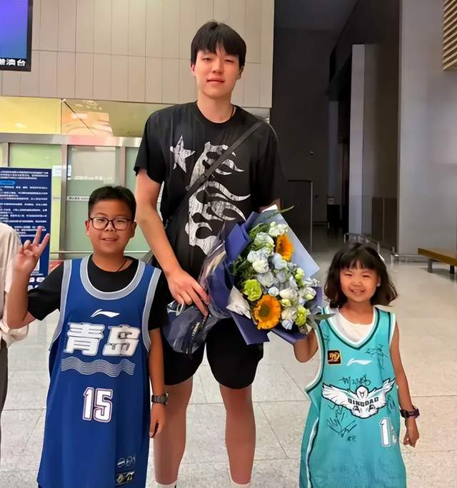 星空体育官方网站-回来啦！杨瀚森载誉归来，备战世预赛，深夜落地青岛发声，很霸气